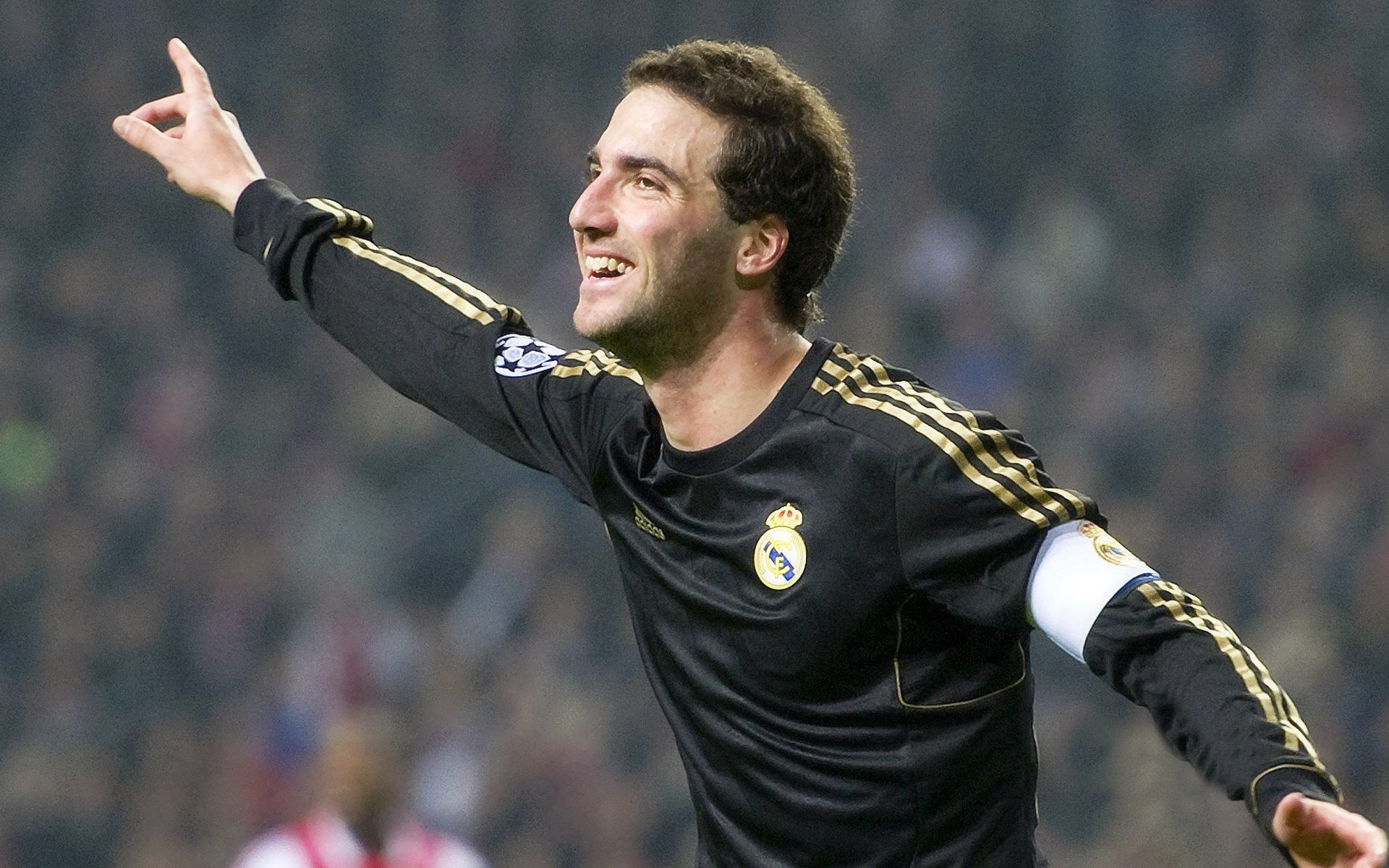 德甲联赛激战正酣，拜仁慕尼黑与多特蒙德上